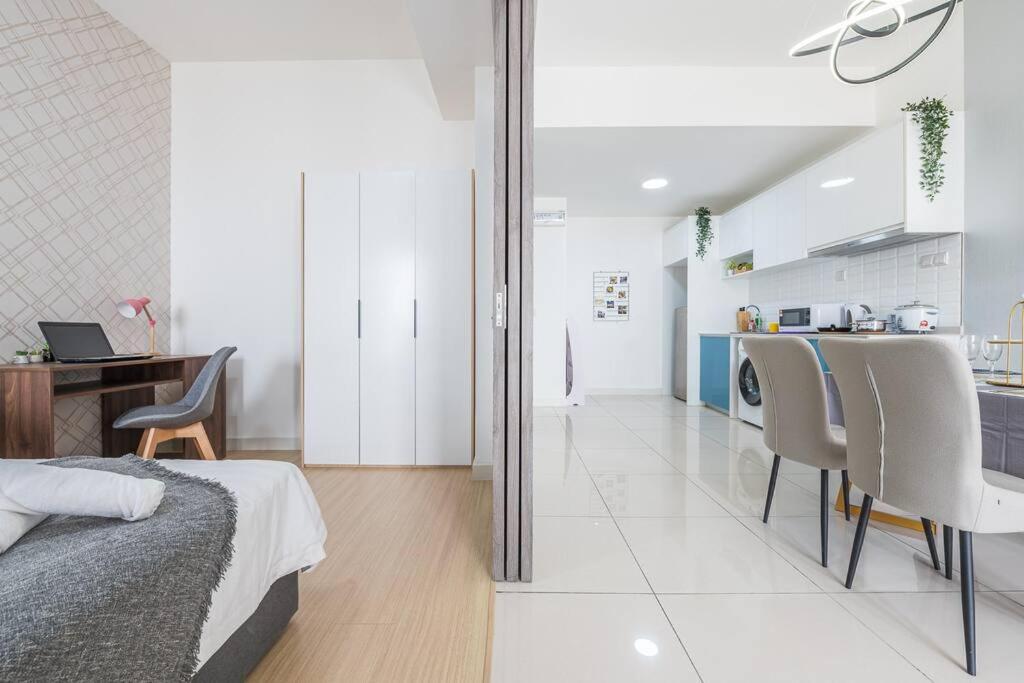 Cozy Oasis near Ikea TRX Mall King Size Bed 100mb