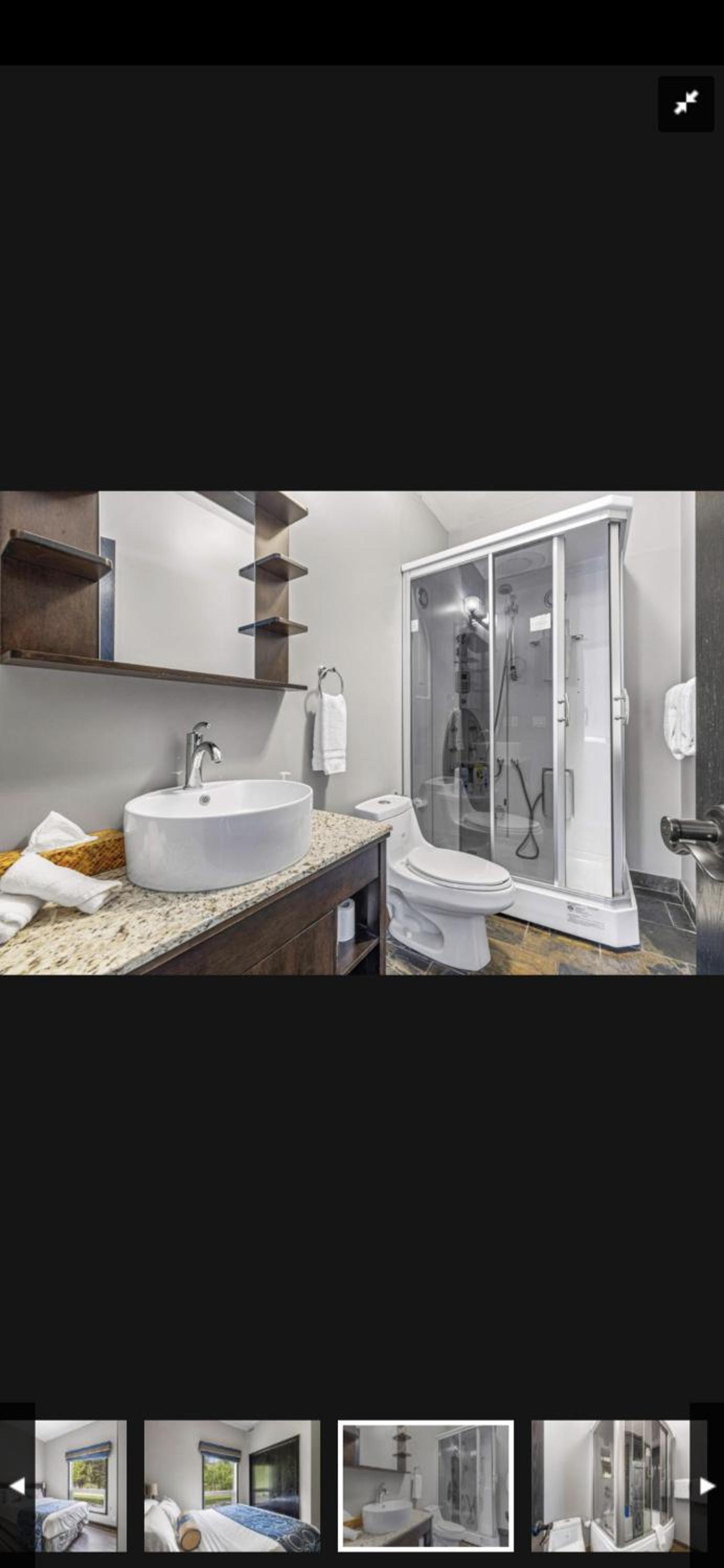 Canmore Mountain Retreat. Hot Tub, Pool, King Bed!