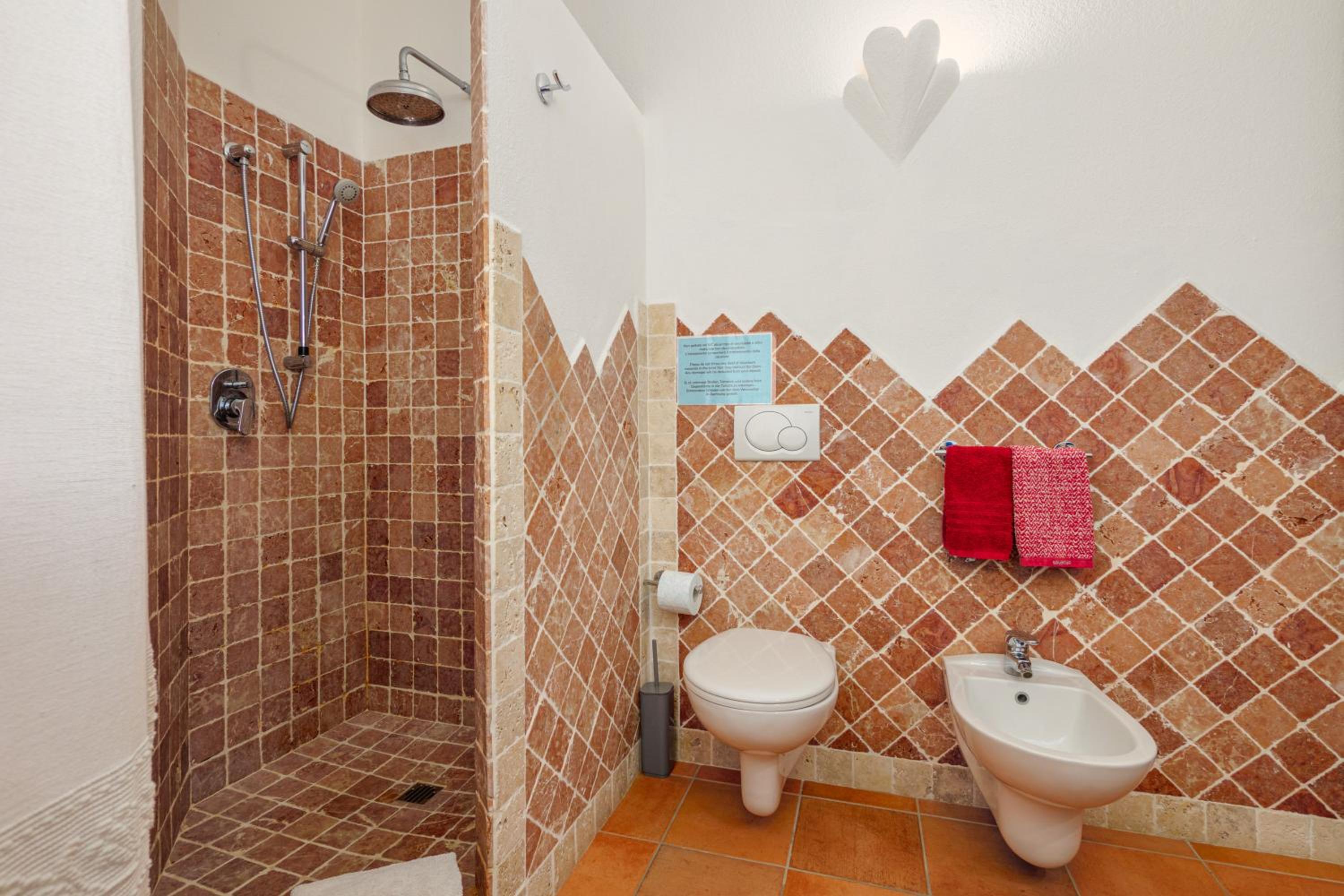Casa Erica en Palau — bathroom