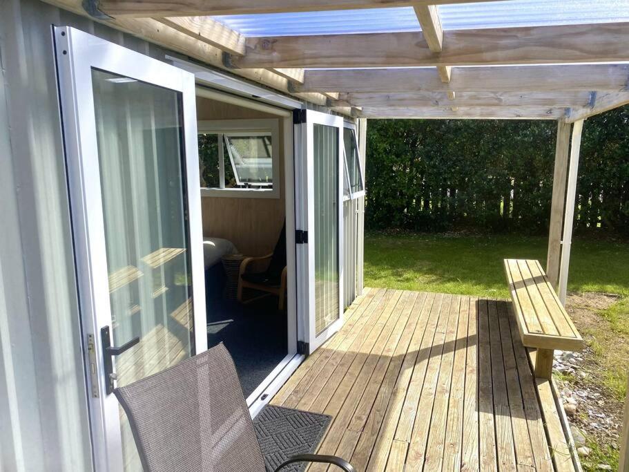 Beach Break Studio Cabin - short walk to beach and cafes