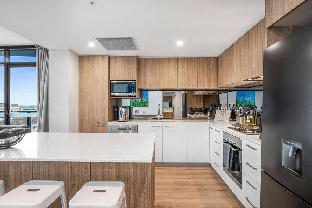 Stunning Views 2BR Luxury Pool Parking Gym WiFi