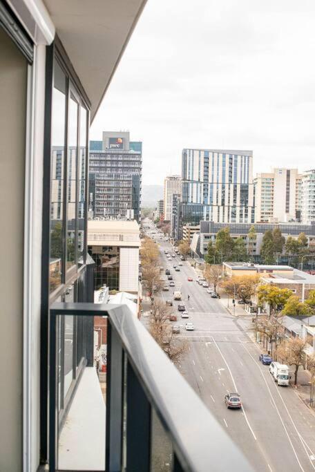 Stunning Views 2BR Luxury Pool Parking Gym WiFi