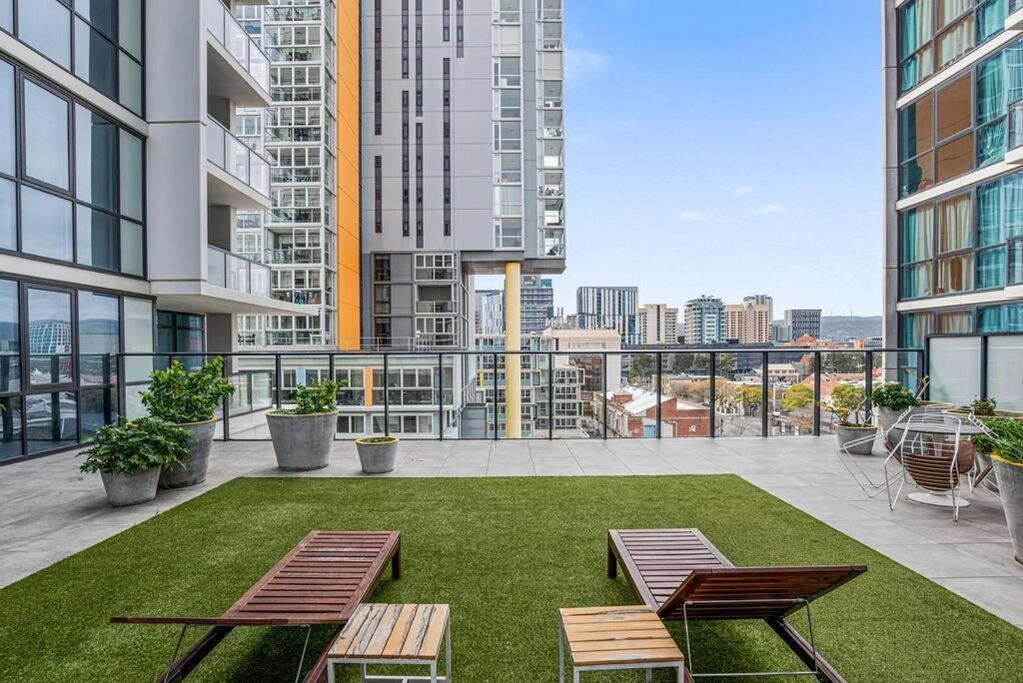 Stunning Views 2BR Luxury Pool Parking Gym WiFi