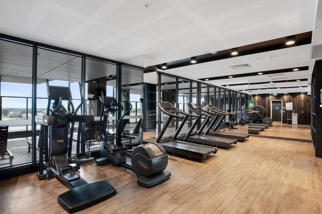 Stunning Views 2BR Luxury Pool Parking Gym WiFi