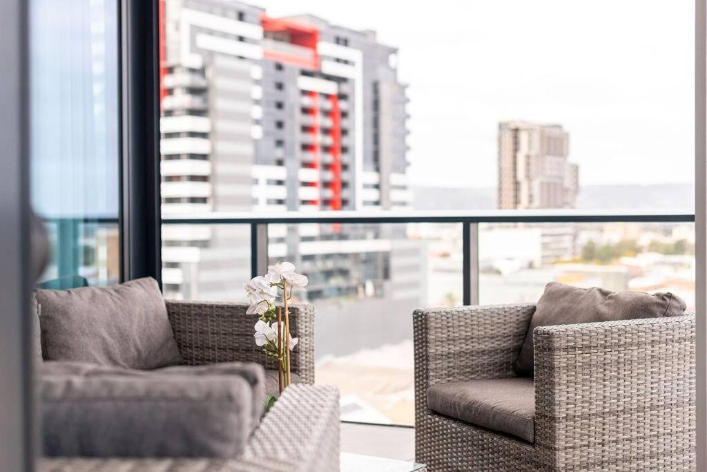 Stunning Views 2BR Luxury Pool Parking Gym WiFi