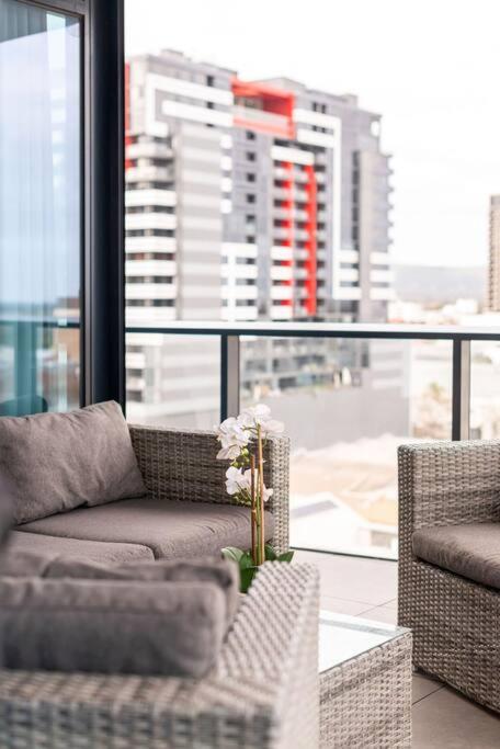 Stunning Views 2BR Luxury Pool Parking Gym WiFi