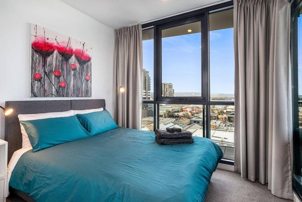 Stunning Views 2BR Luxury Pool Parking Gym WiFi