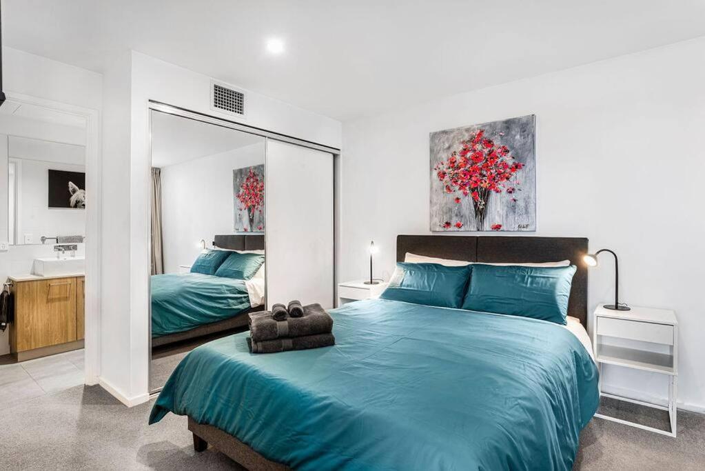 Stunning Views 2BR Luxury Pool Parking Gym WiFi