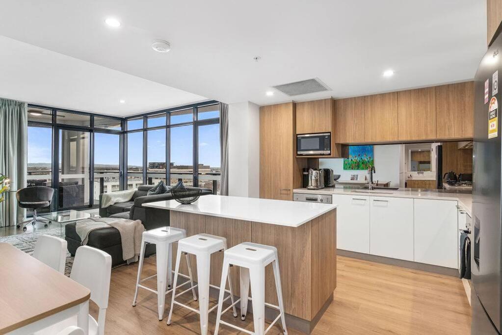 Stunning Views 2BR Luxury Pool Parking Gym WiFi
