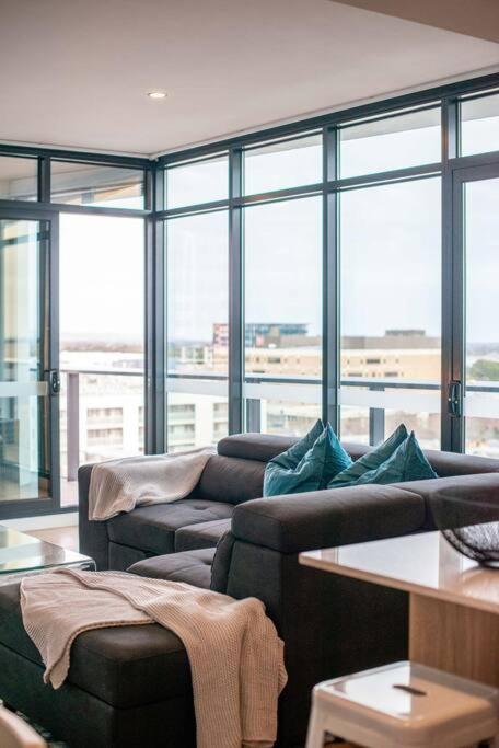 Stunning Views 2BR Luxury Pool Parking Gym WiFi