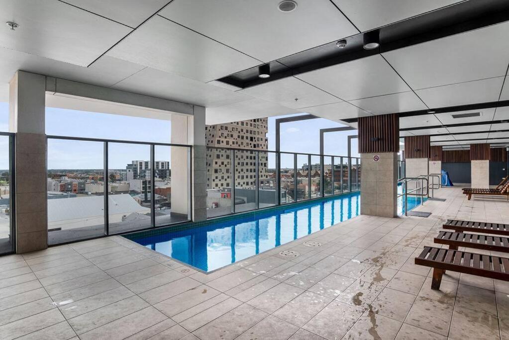 Stunning Views 2BR Luxury Pool Parking Gym WiFi