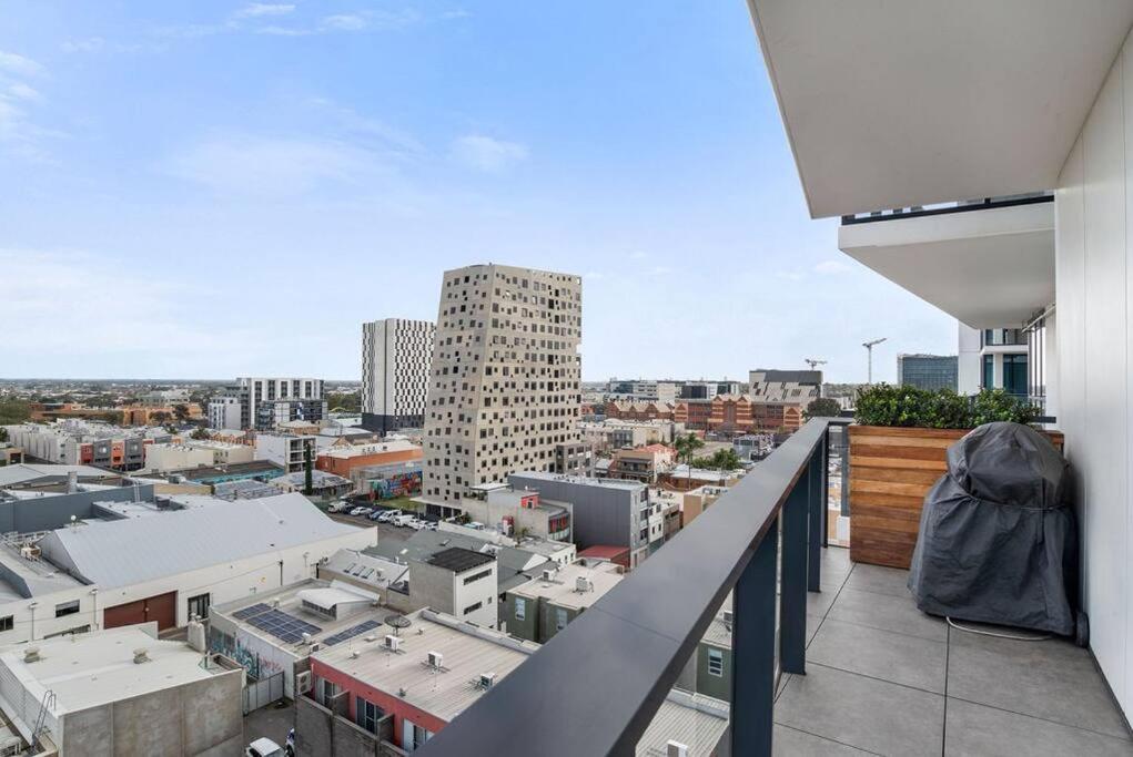 Stunning Views 2BR Luxury Pool Parking Gym WiFi