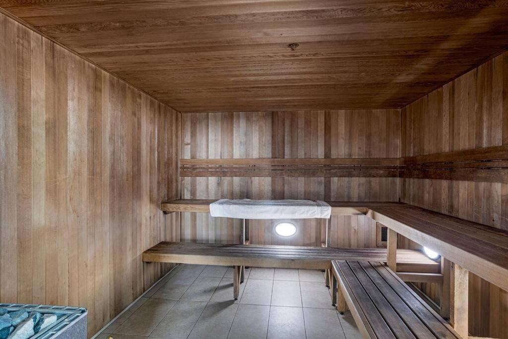 Stunning Views 2BR Luxury Pool Parking Gym WiFi