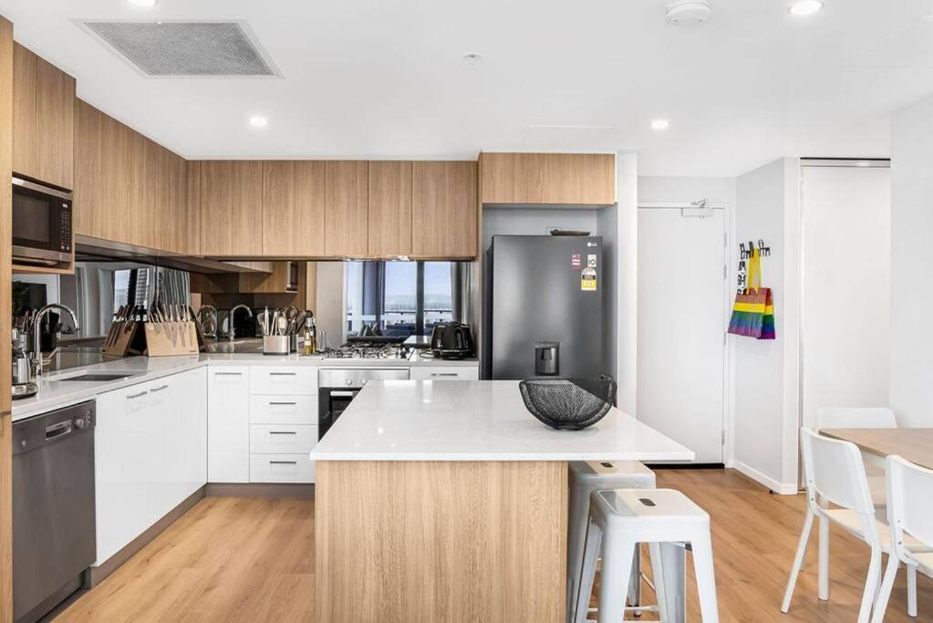 Stunning Views 2BR Luxury Pool Parking Gym WiFi