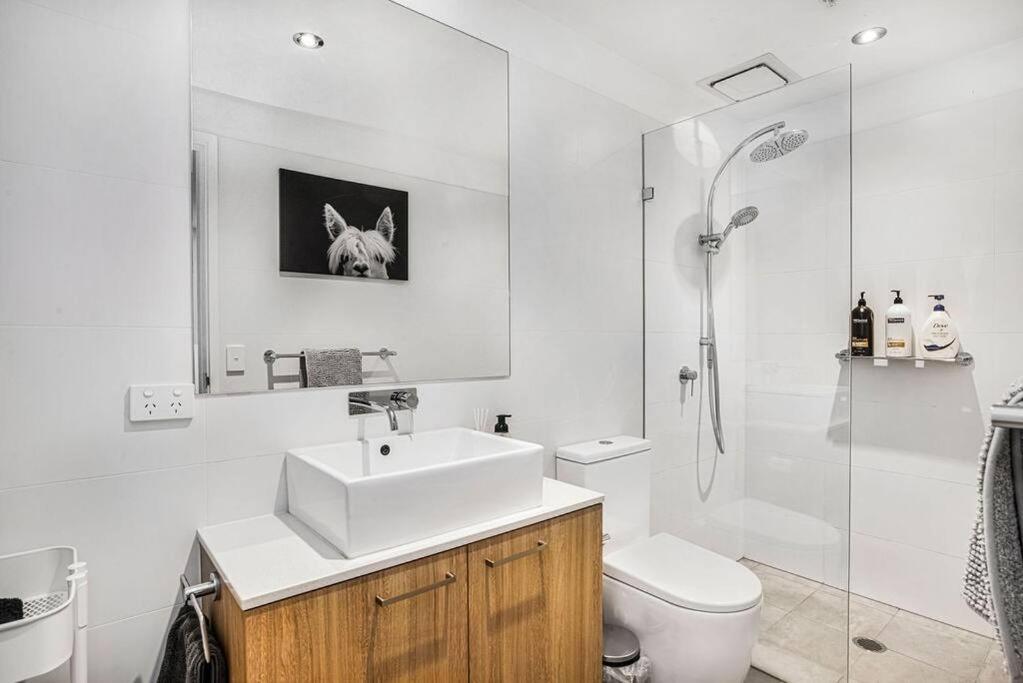 Stunning Views 2BR Luxury Pool Parking Gym WiFi