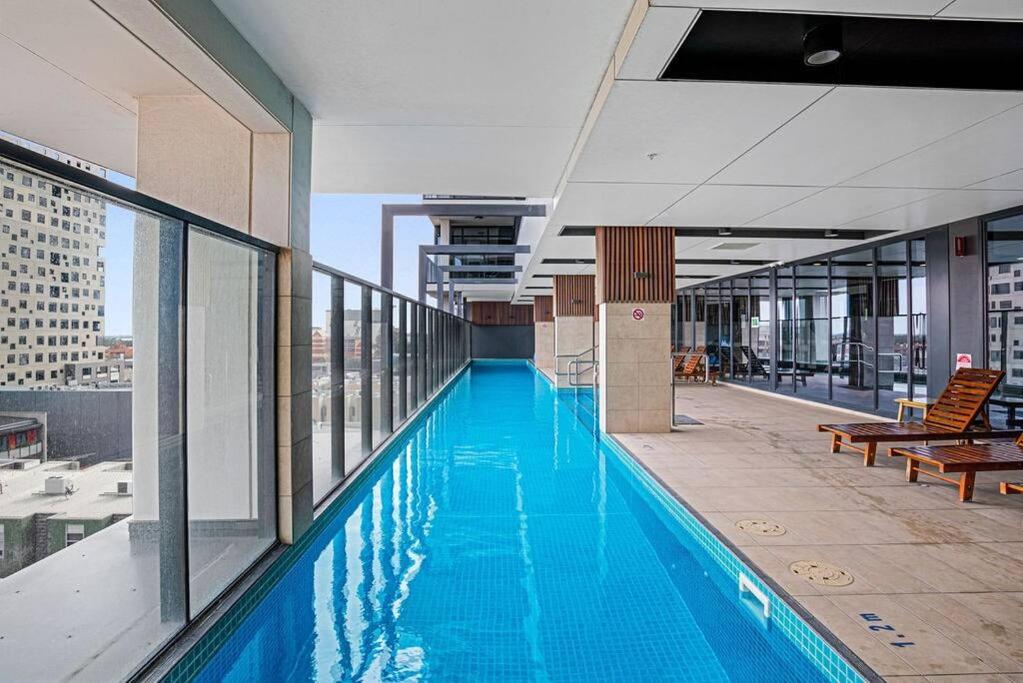 Stunning Views 2BR Luxury Pool Parking Gym WiFi