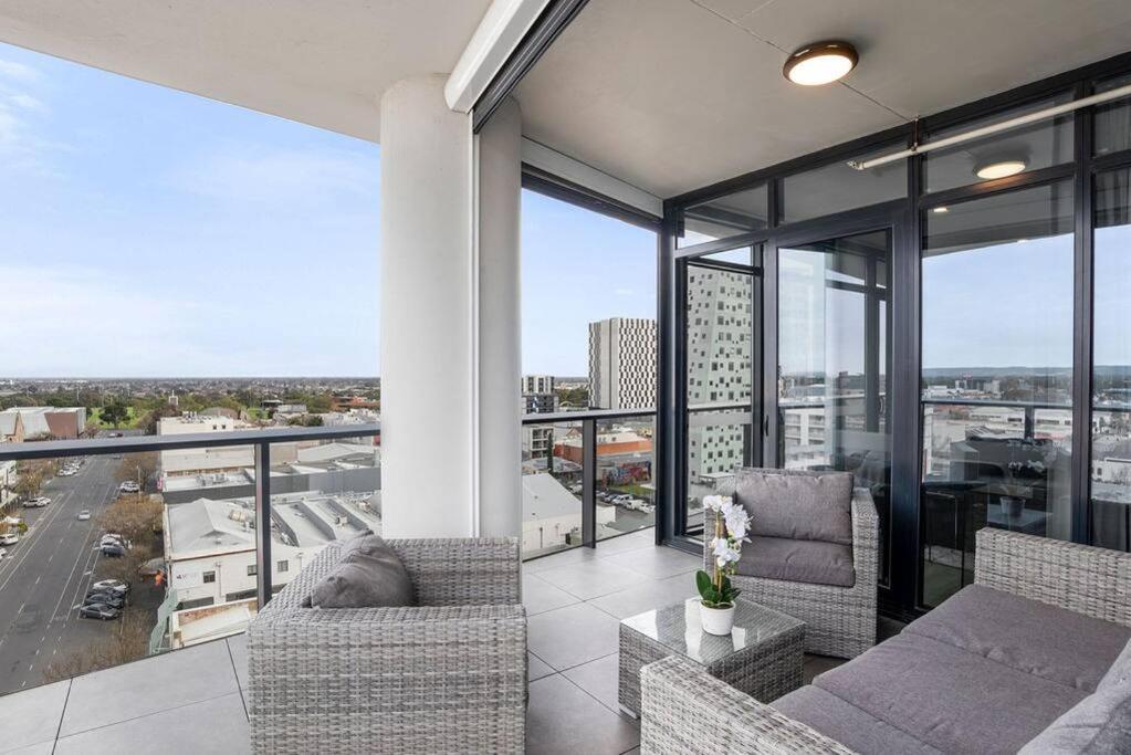 Stunning Views 2BR Luxury Pool Parking Gym WiFi