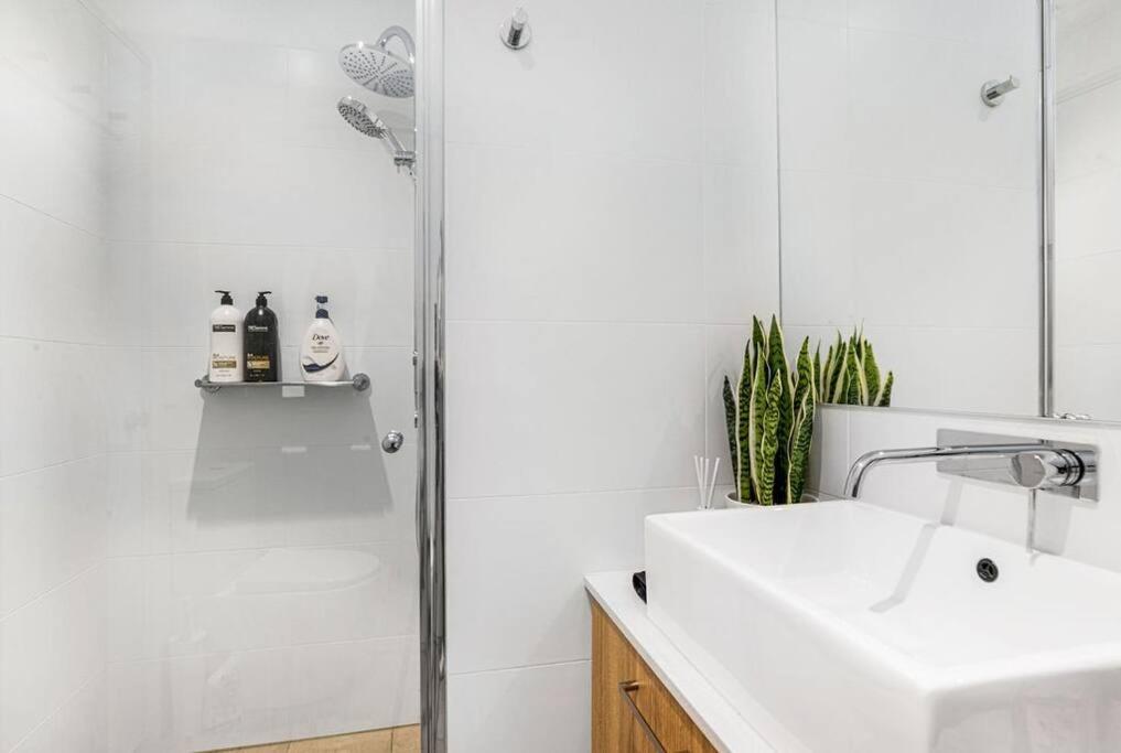 Stunning Views 2BR Luxury Pool Parking Gym WiFi