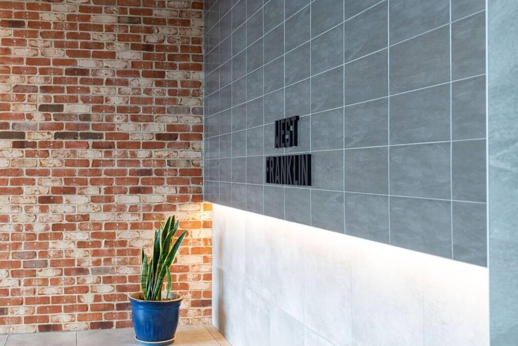 Stunning Views 2BR Luxury Pool Parking Gym WiFi