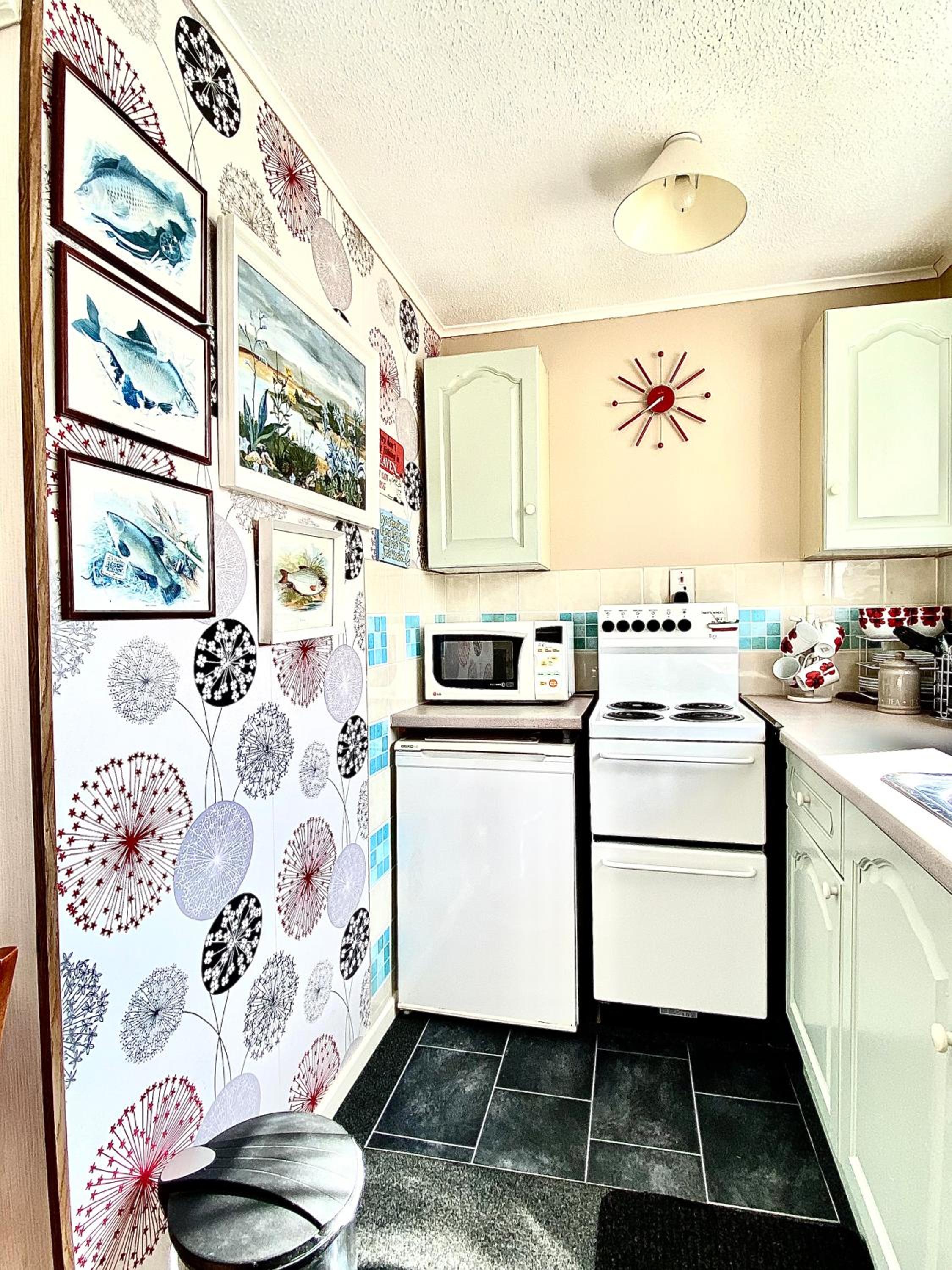Quiet and Comfy 2- bedroom Holiday Chalet, walk to the beach, Norfolk view 2