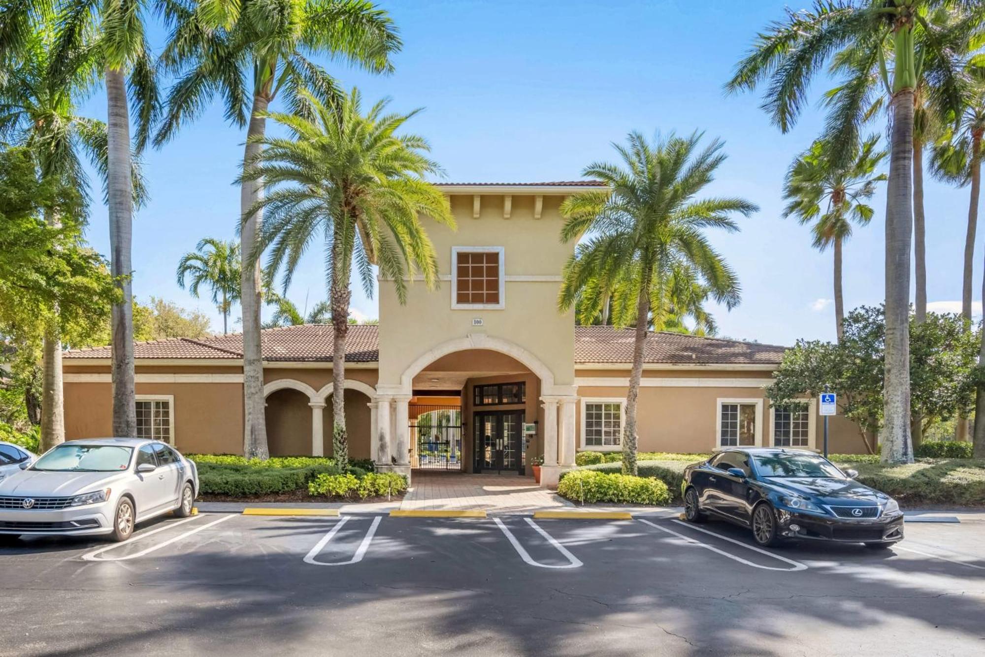 Luxurious Apartments with Pool and Gym at Boynton Beach view 5