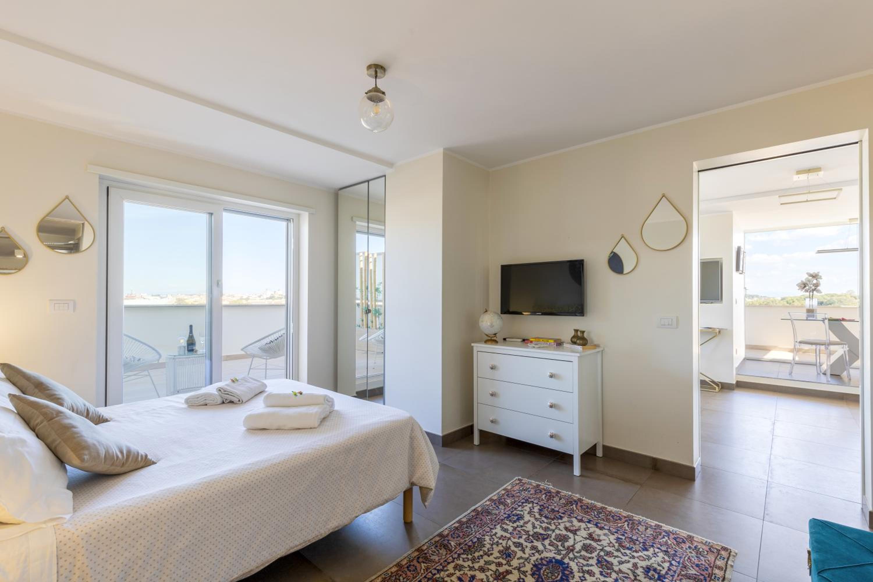 Penthouse with a panoramic rooftop in Trastevere with seasonally Jacuzzi — Rome photo 2