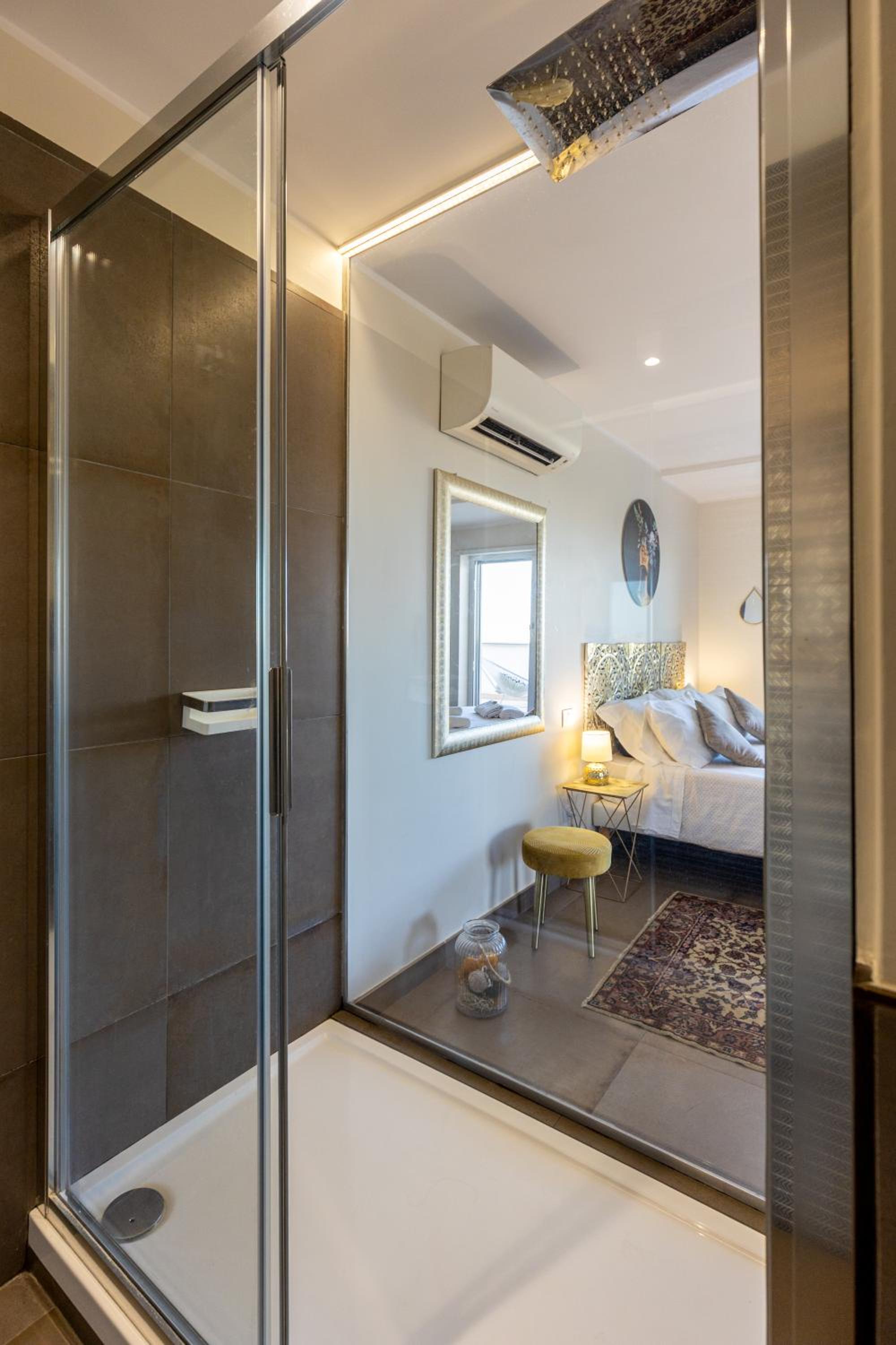 Penthouse with a panoramic rooftop in Trastevere with seasonally Jacuzzi — Rome photo 4