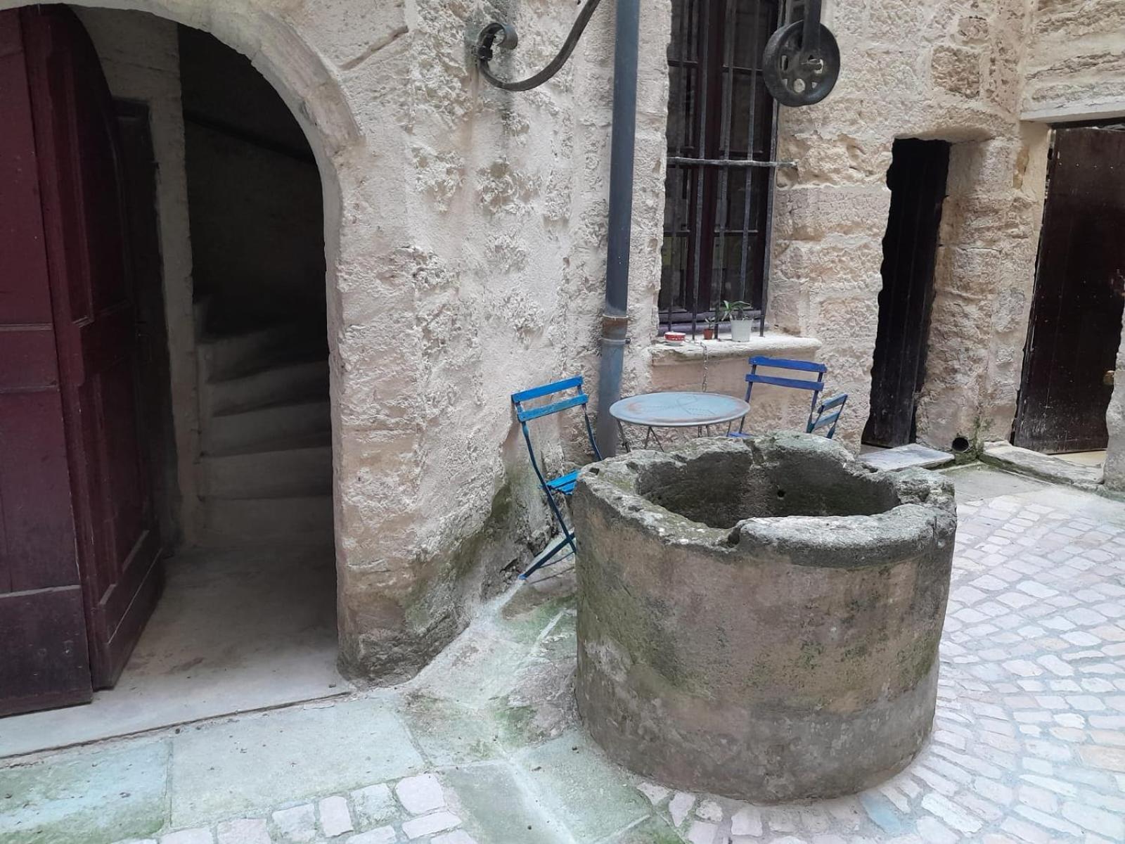 Petit cocon en plein centre historique d'Uzès - Place aux herbes en zone piétonnière view 3
