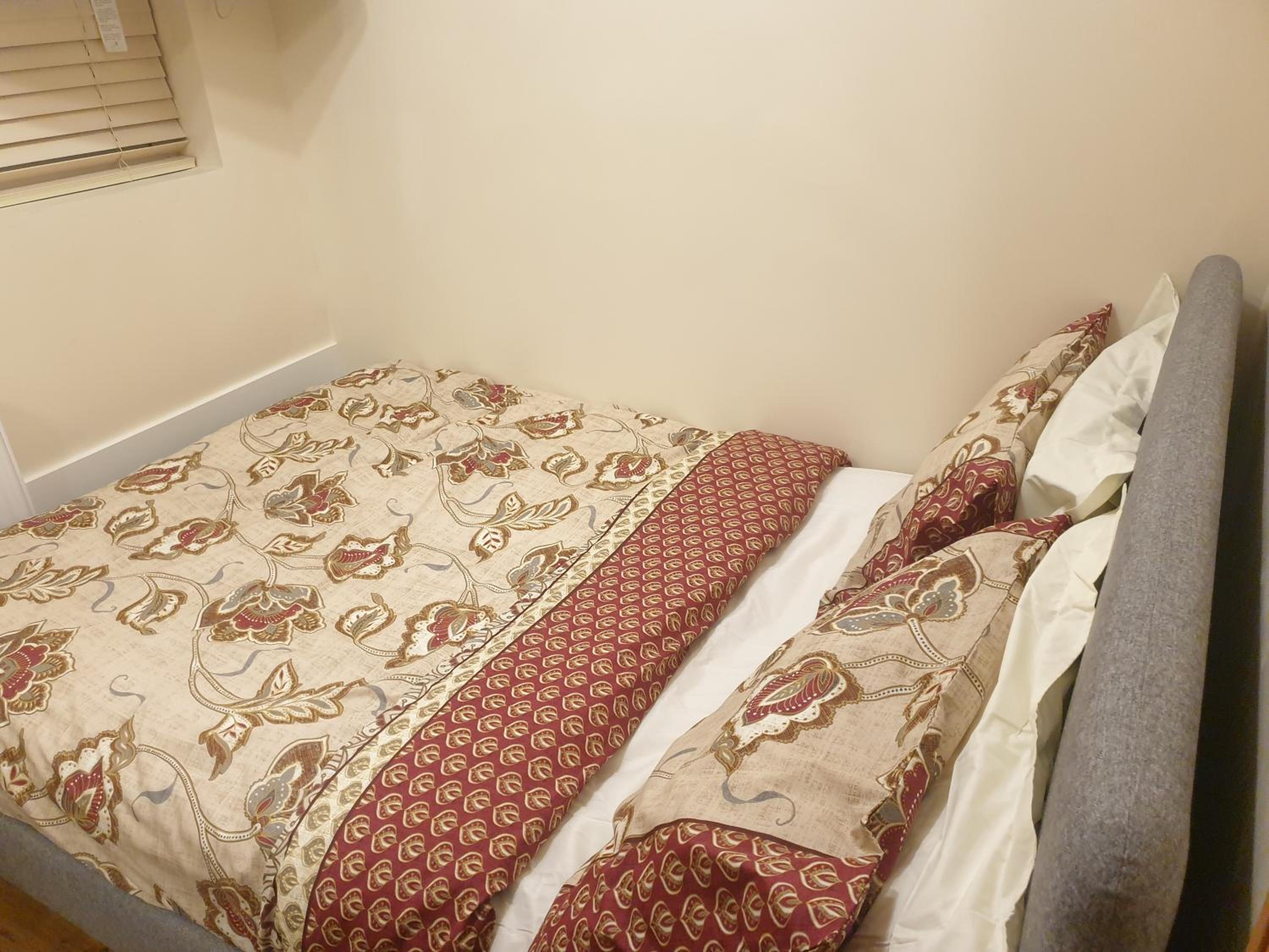 London Luxury 3 Bedroom Flat 1min walk from Underground, with FREE PARKING Sleeps x10