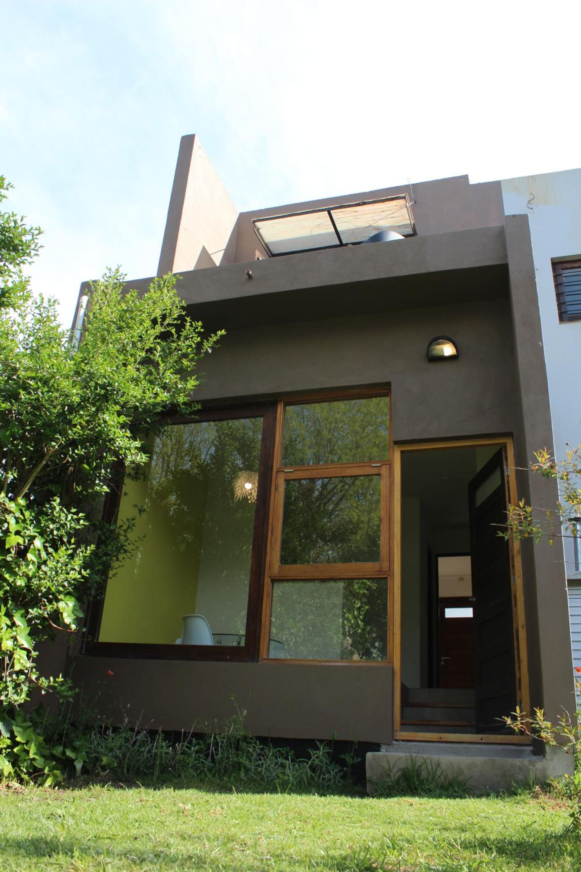 casita moderna frente al bosque