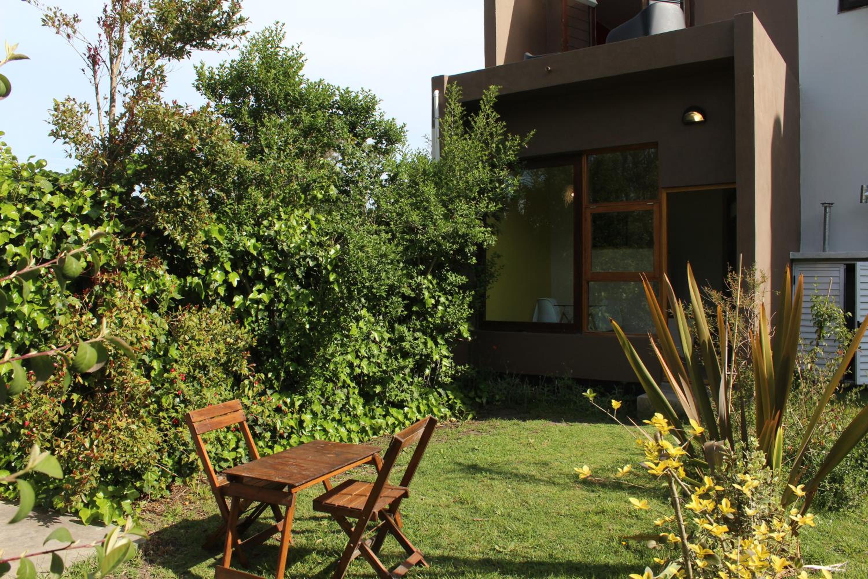casita moderna frente al bosque