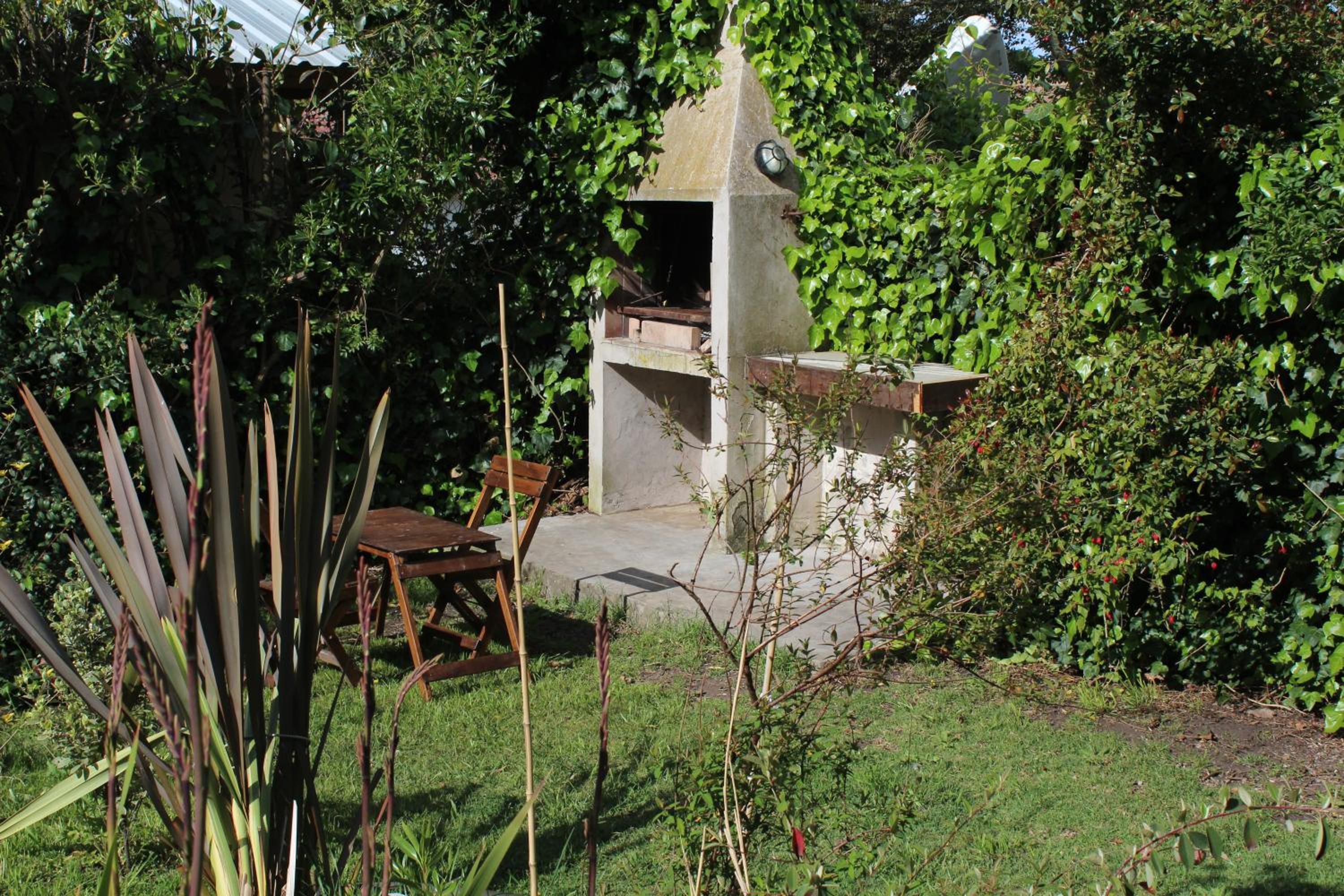 casita moderna frente al bosque