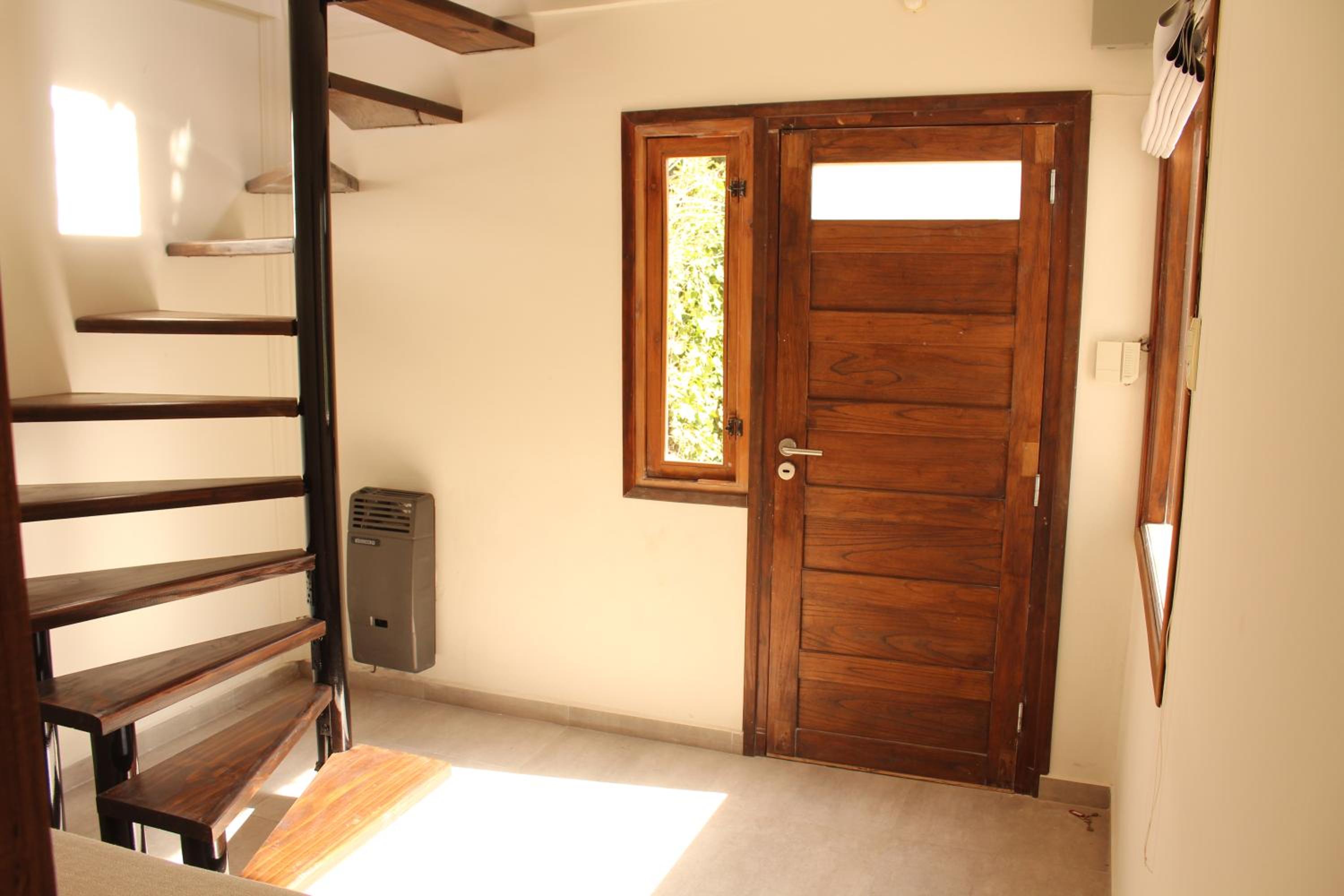 casita moderna frente al bosque