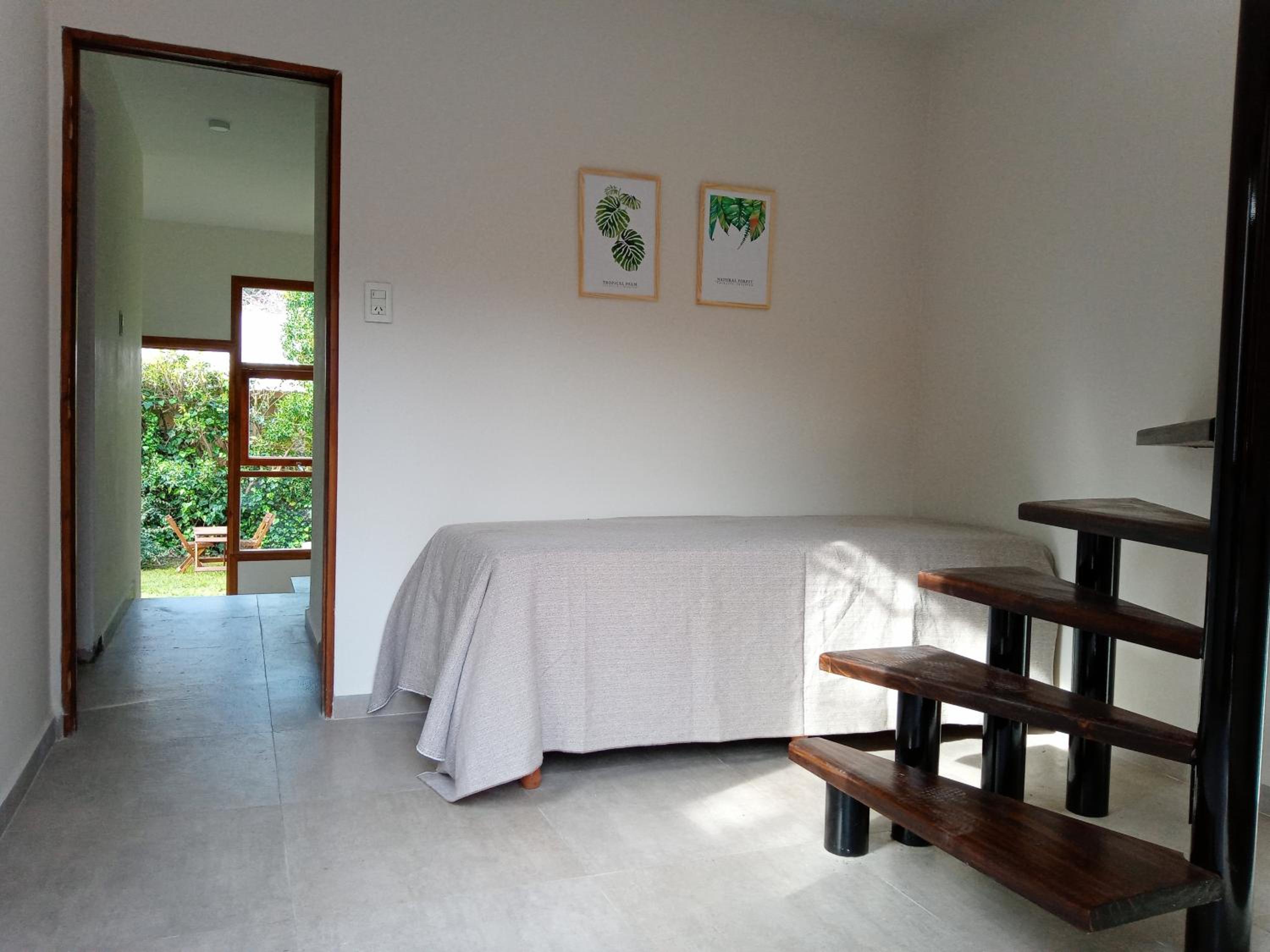 casita moderna frente al bosque