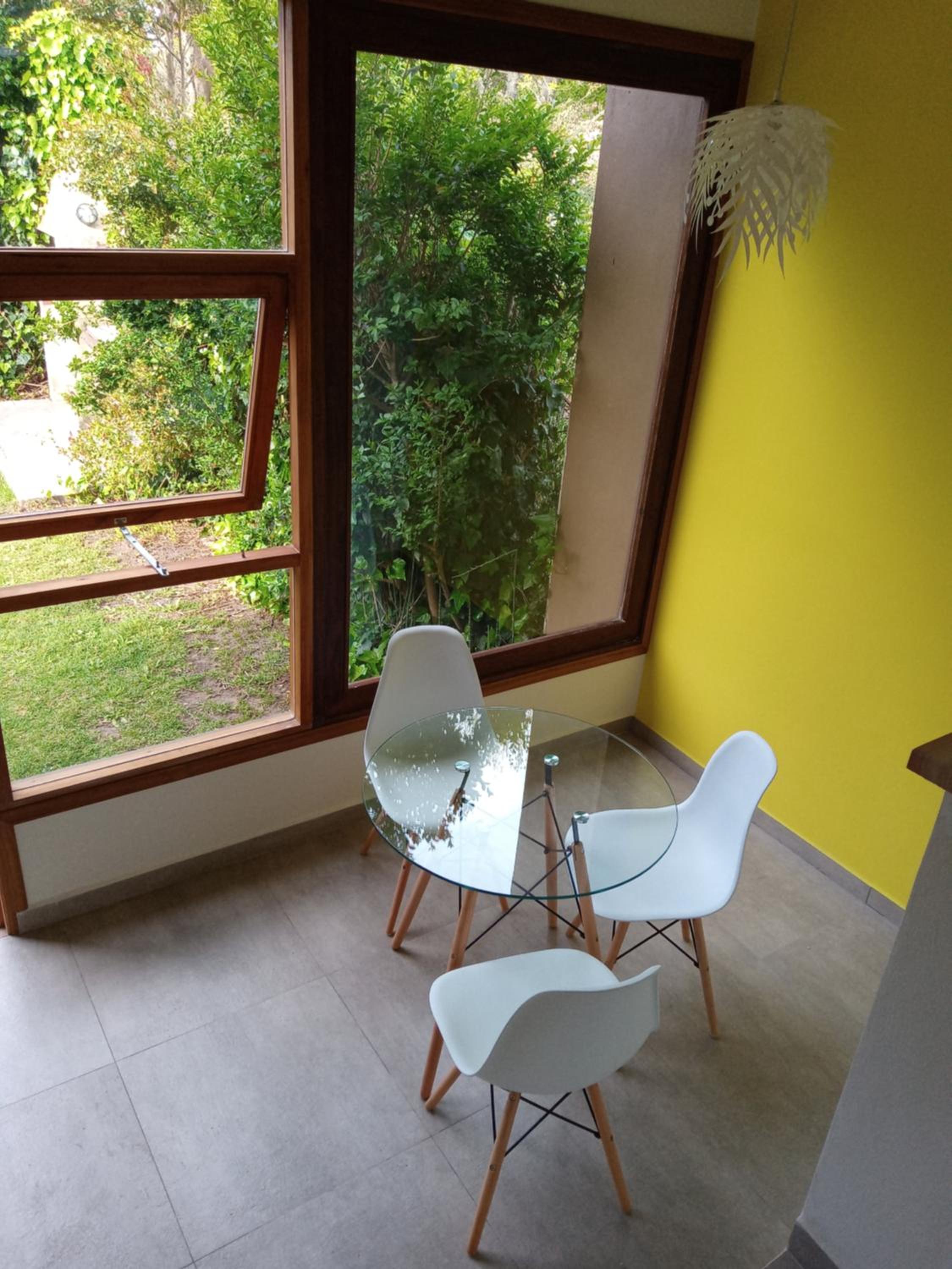 casita moderna frente al bosque