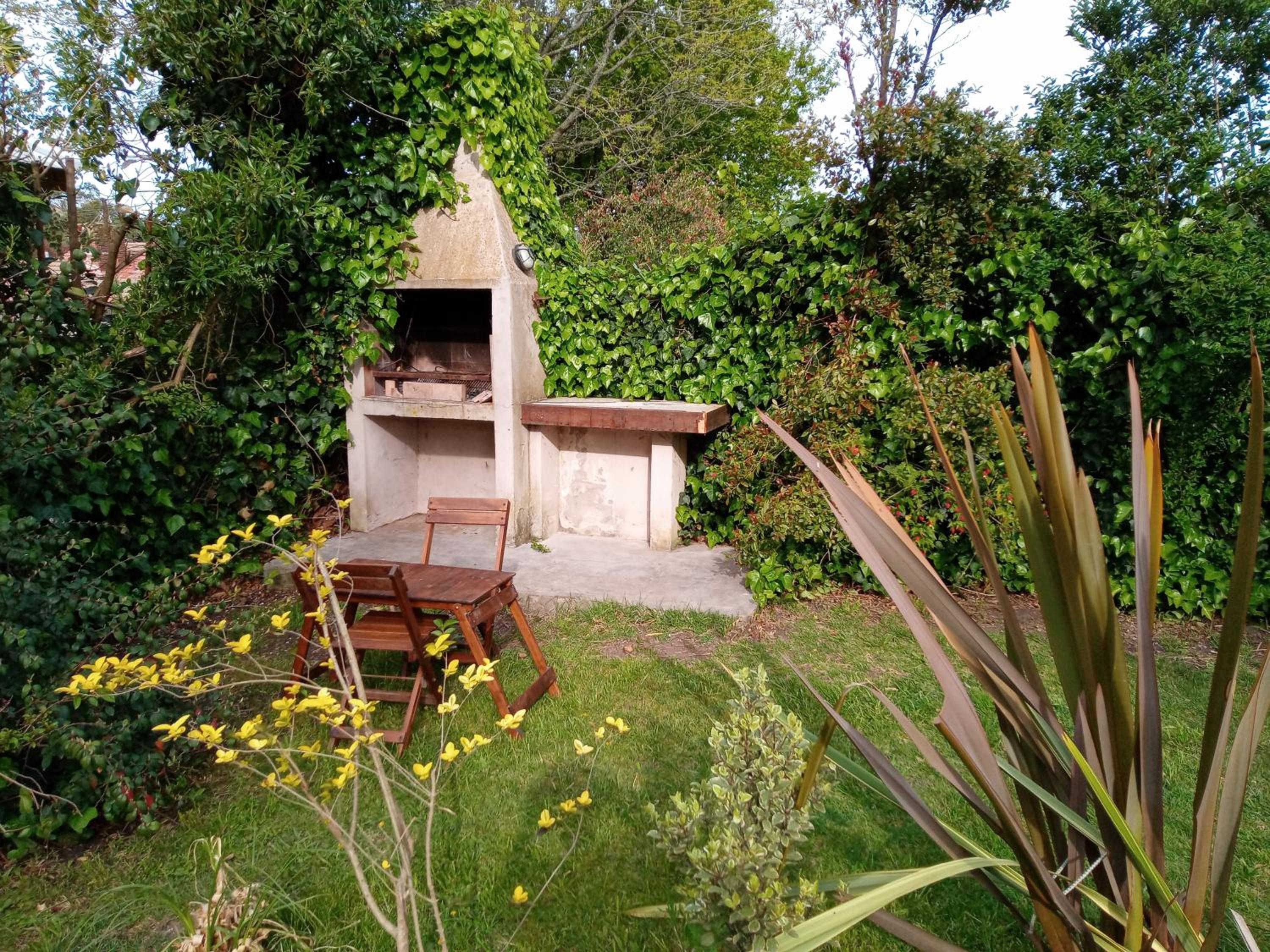 casita moderna frente al bosque