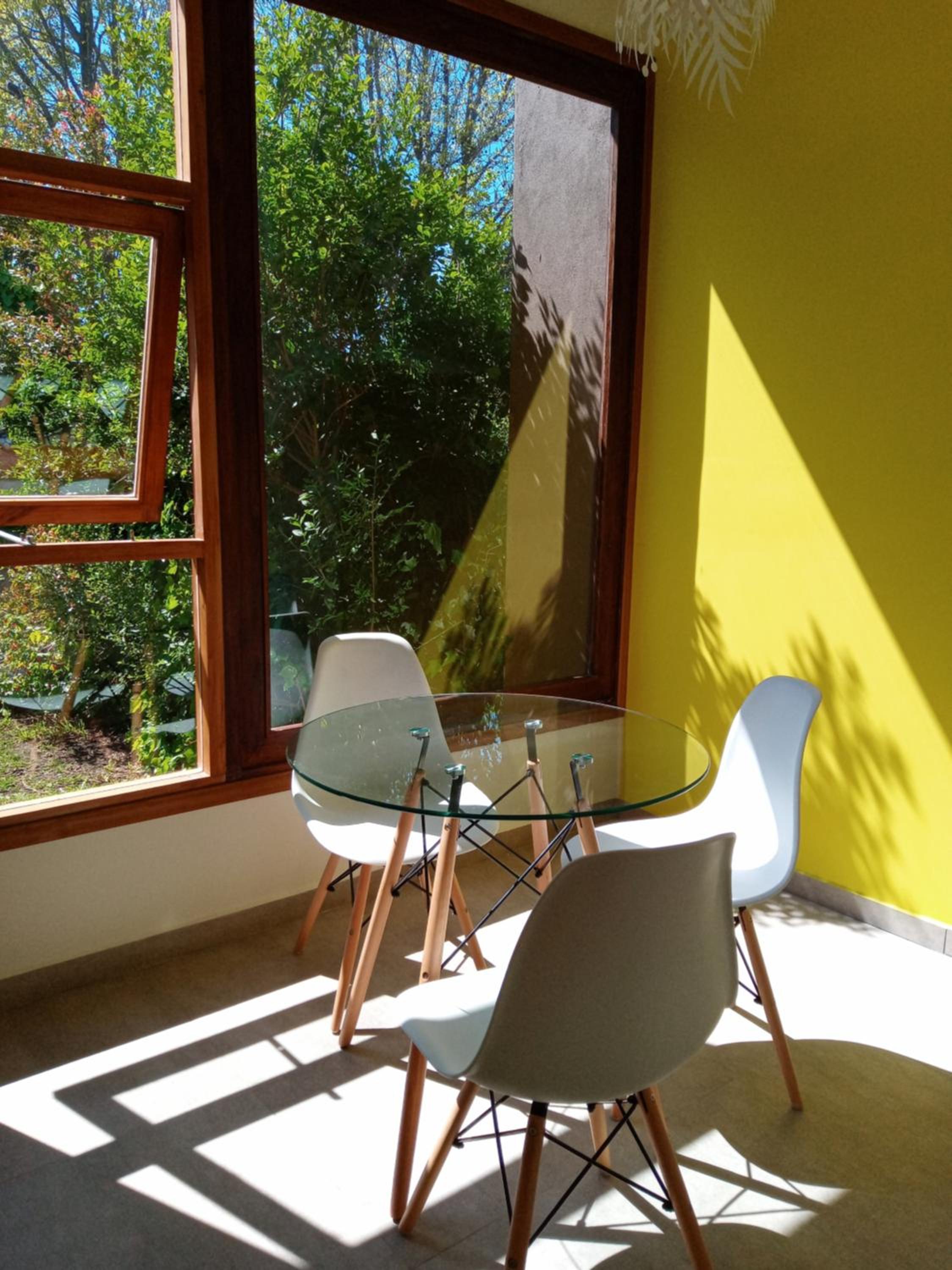 casita moderna frente al bosque