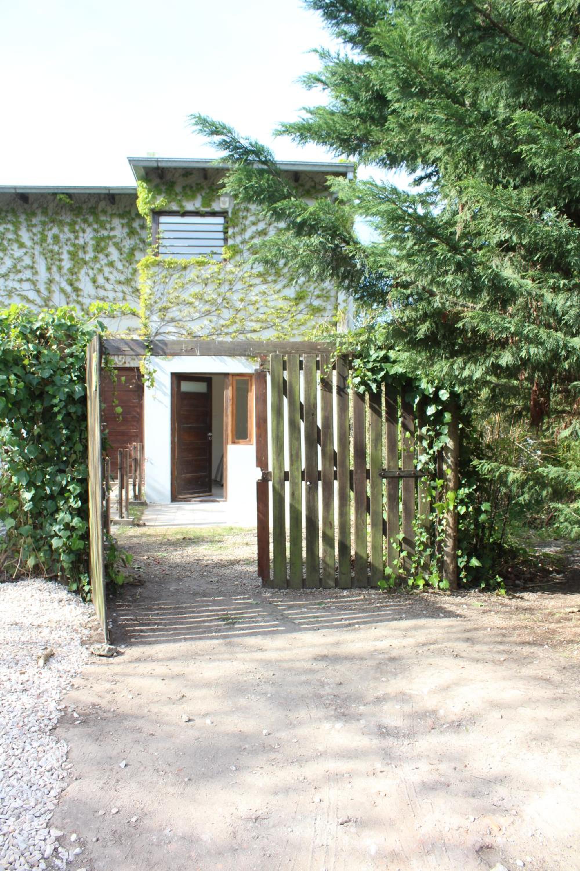 casita moderna frente al bosque