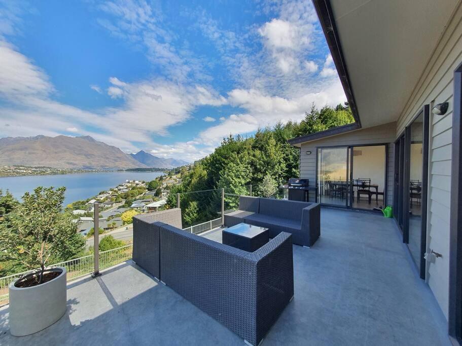 Spectacular Views & Comfort in Queenstown view 3