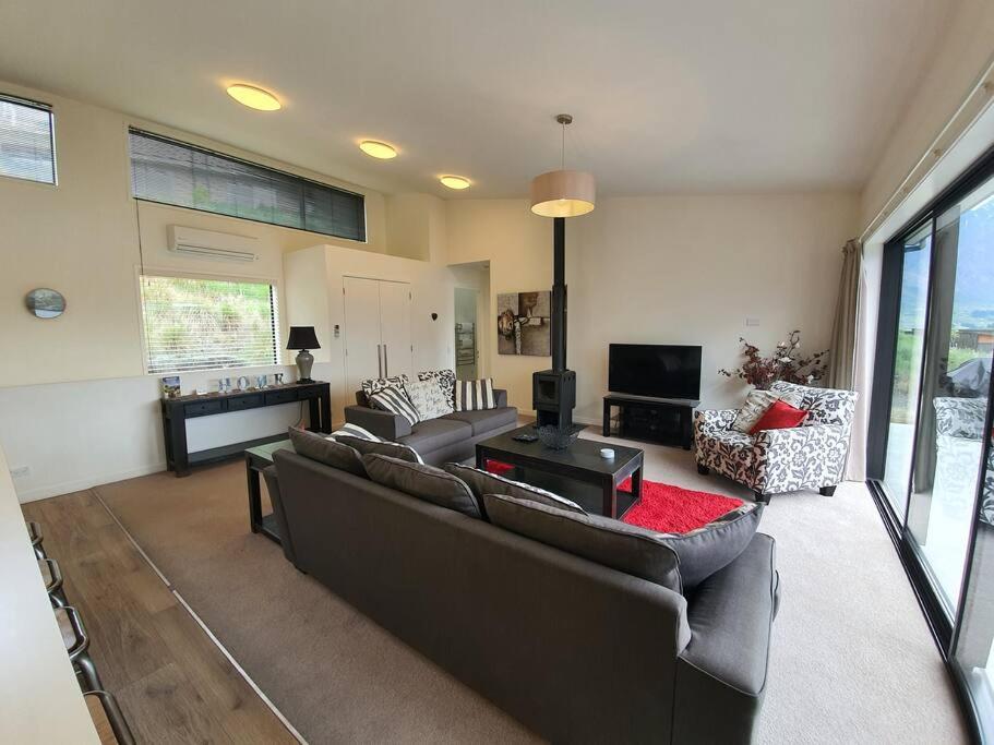 Spectacular Views & Comfort in Queenstown view 5