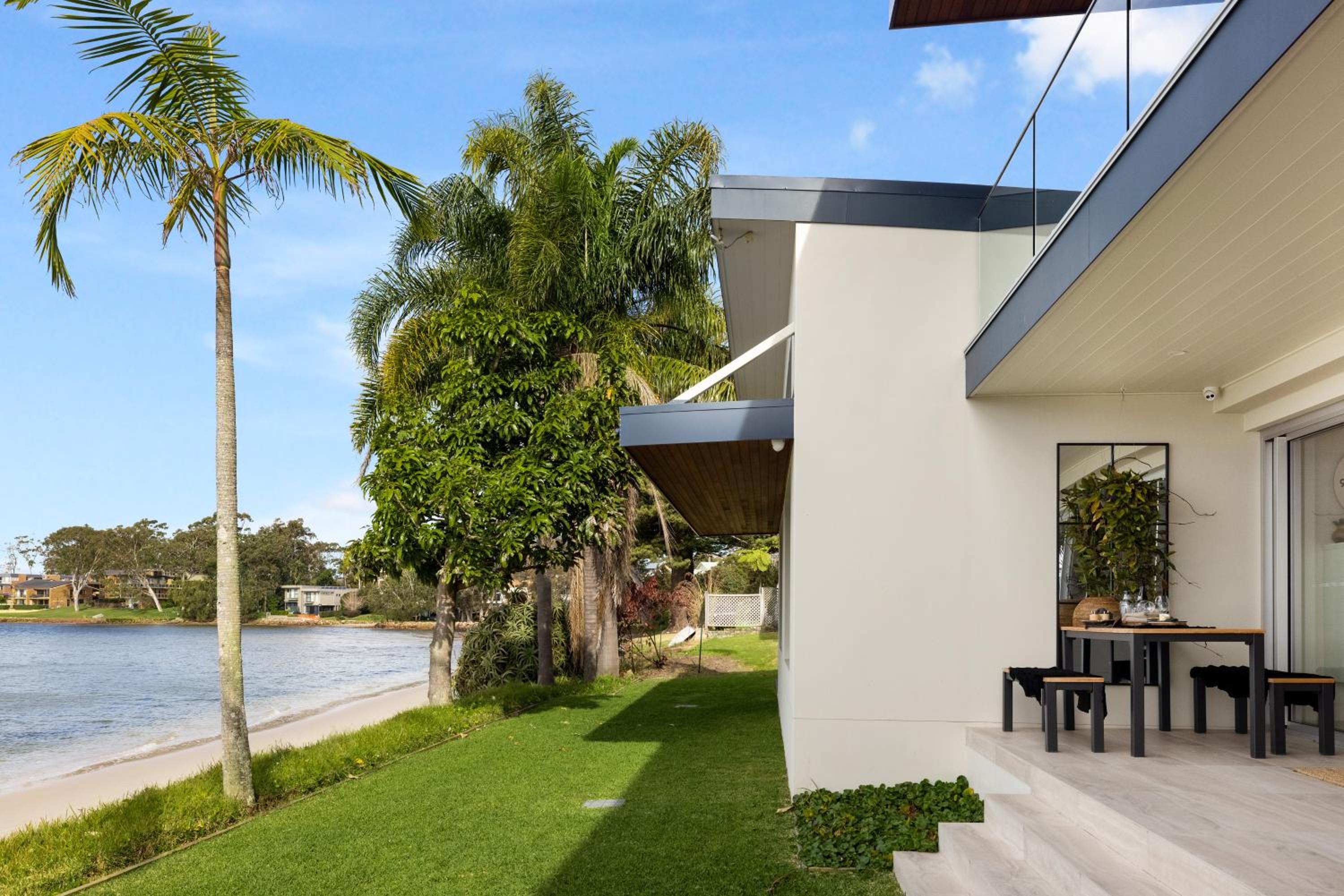 Encore five nine – luxurious absolute beach front apartment