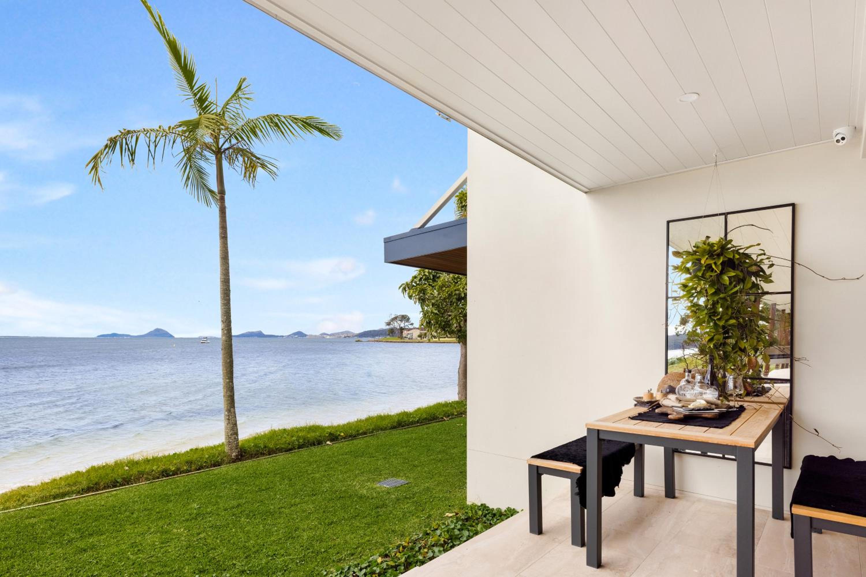 Encore five nine – luxurious absolute beach front apartment