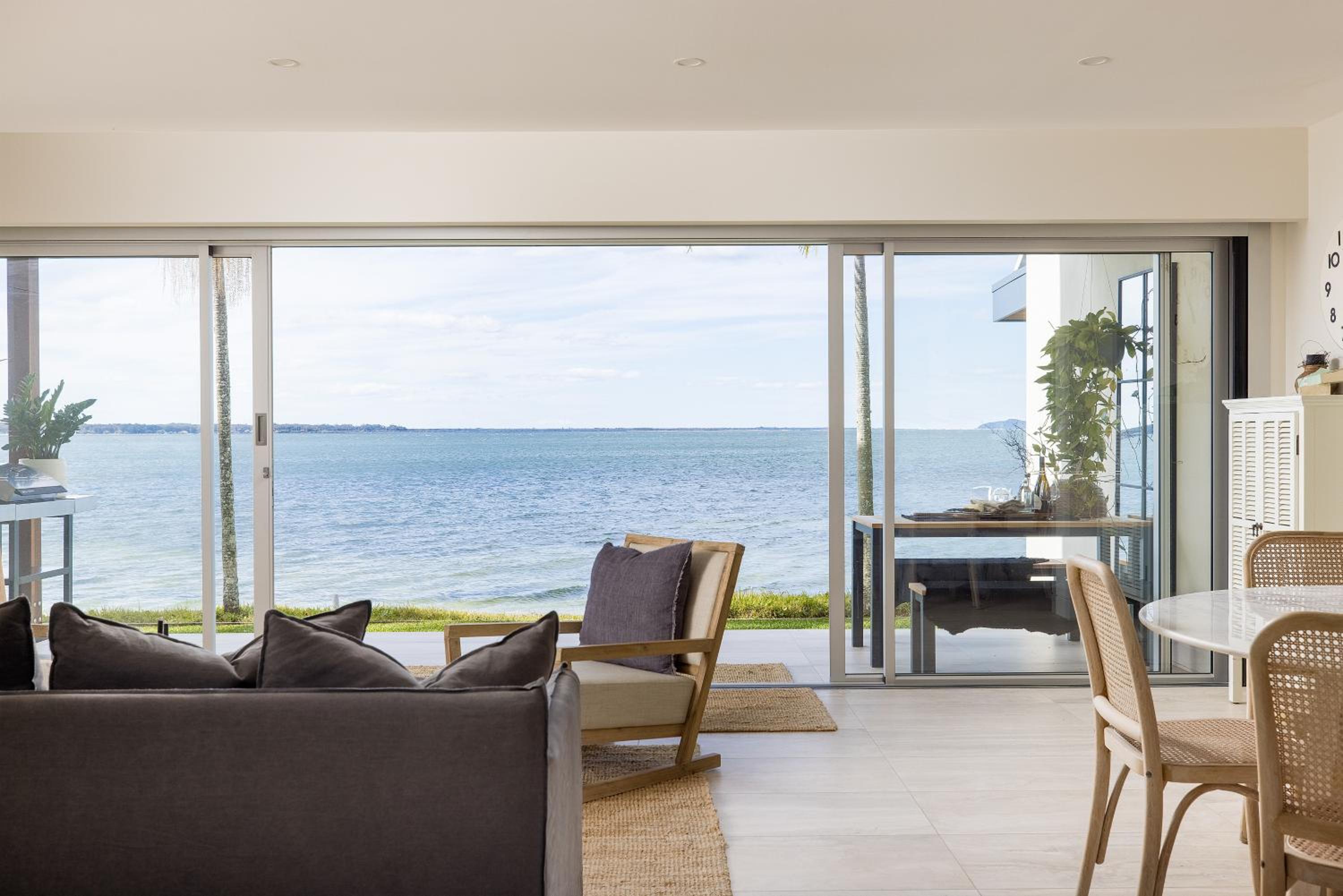 Encore five nine – luxurious absolute beach front apartment