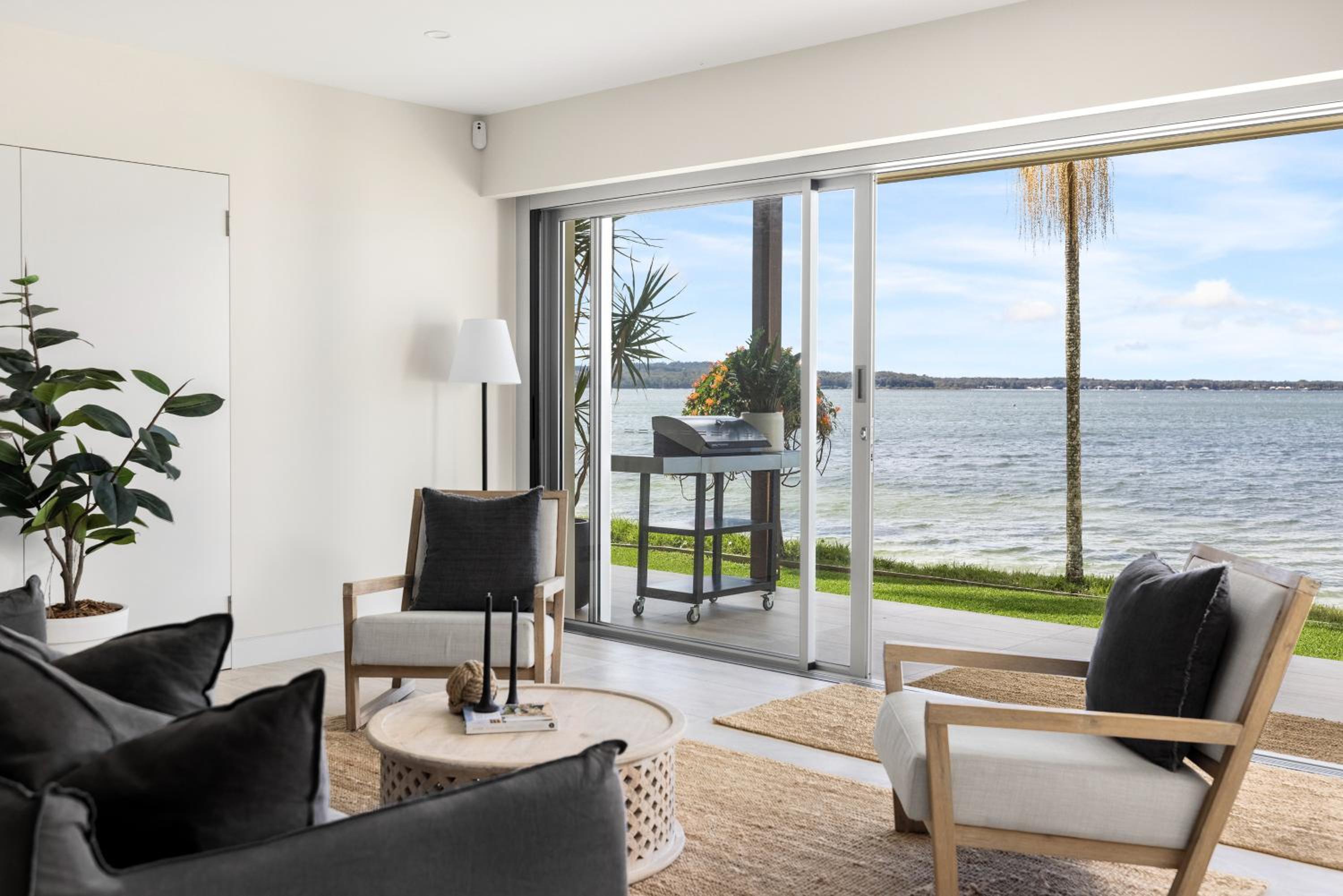 Encore five nine – luxurious absolute beach front apartment