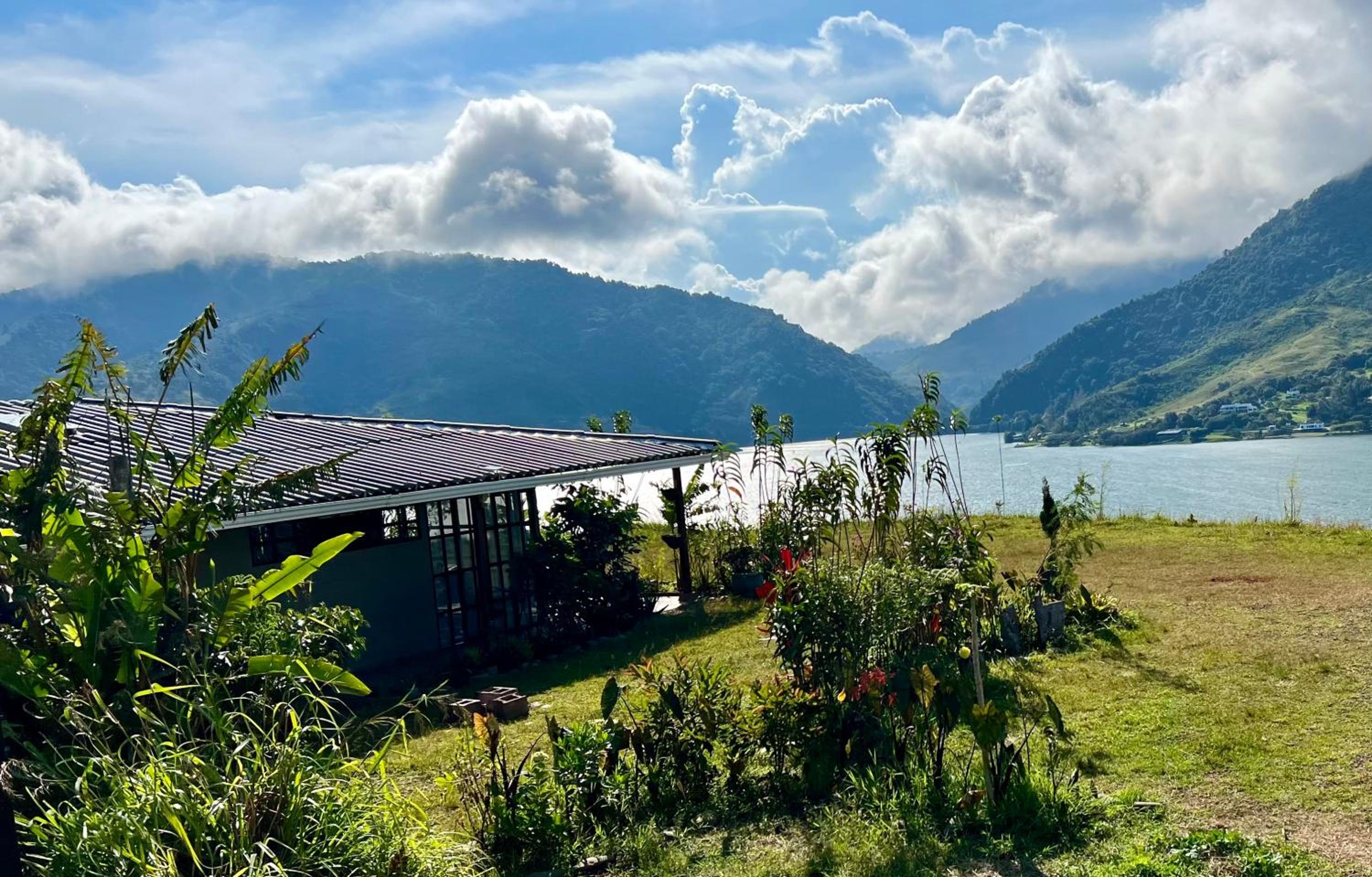 CABAÑA LAGO CALIMA, frente al lago