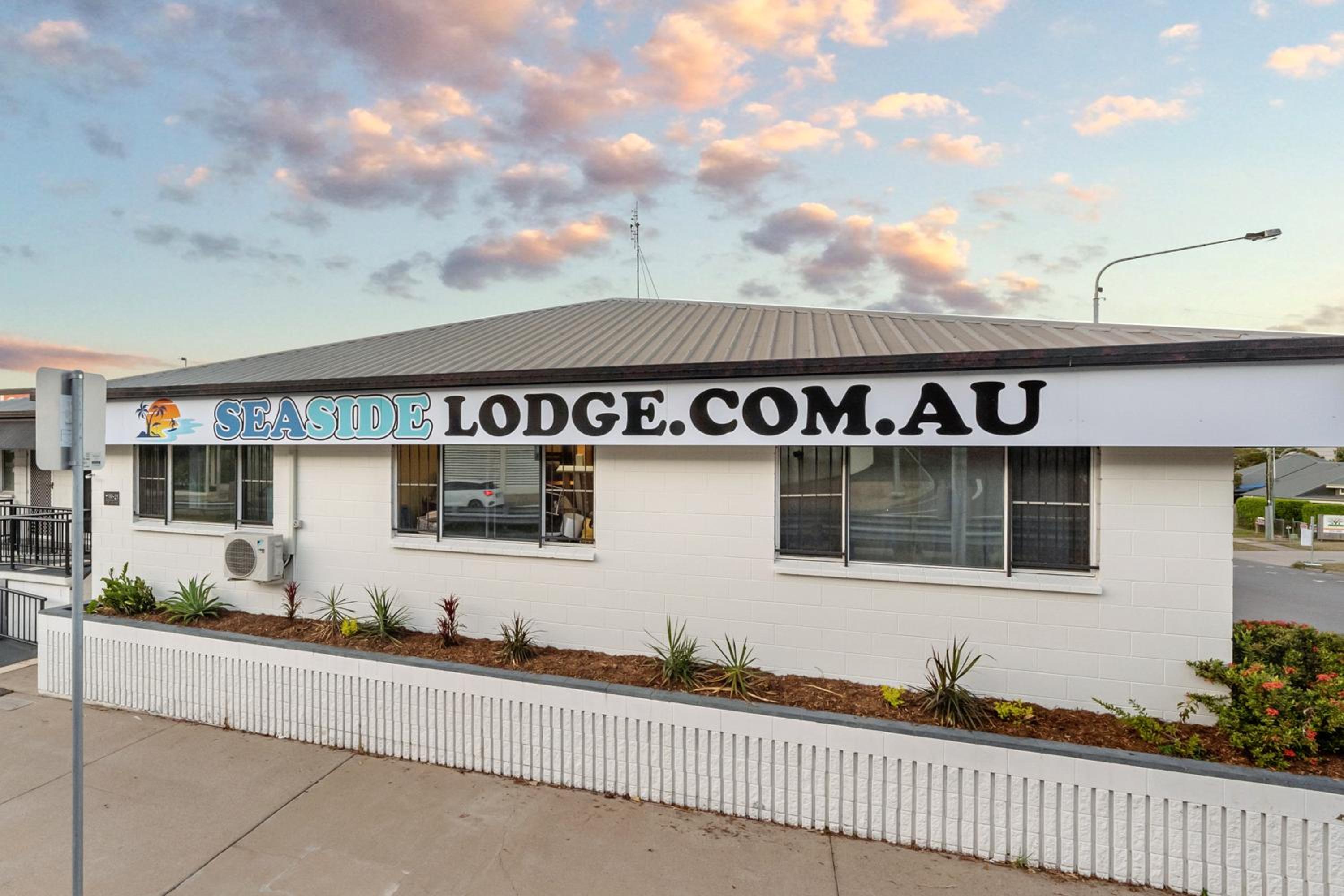 Seaside Lodge Hostel Townsville- right next to coles, 2 mins walk to strand & CBD- Passport required