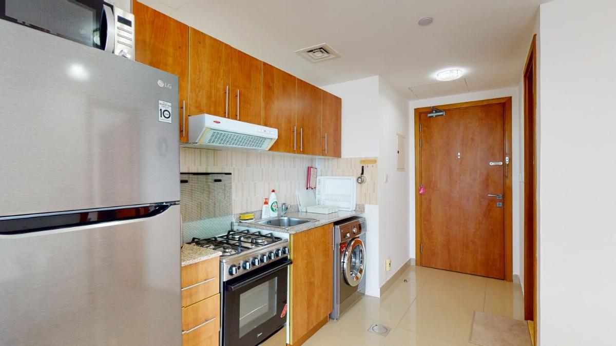 LS32 - Bright 1BR in Lake Side Tower D