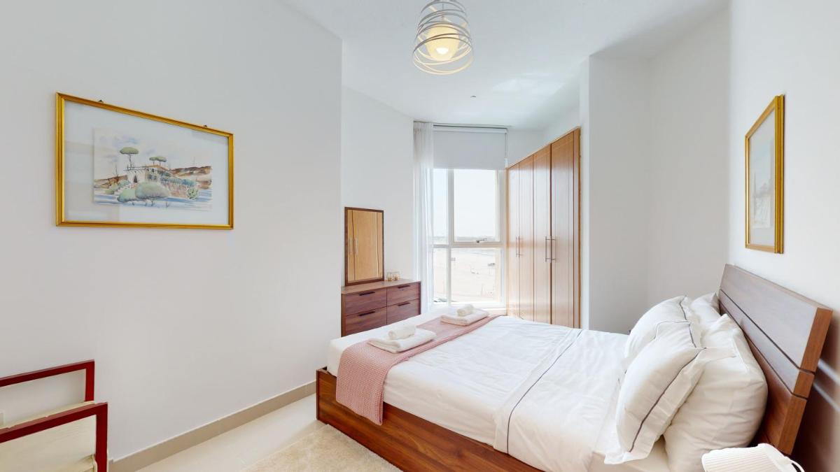 LS32 - Bright 1BR in Lake Side Tower D