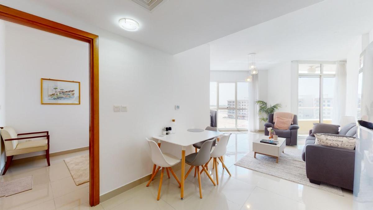 LS32 - Bright 1BR in Lake Side Tower D