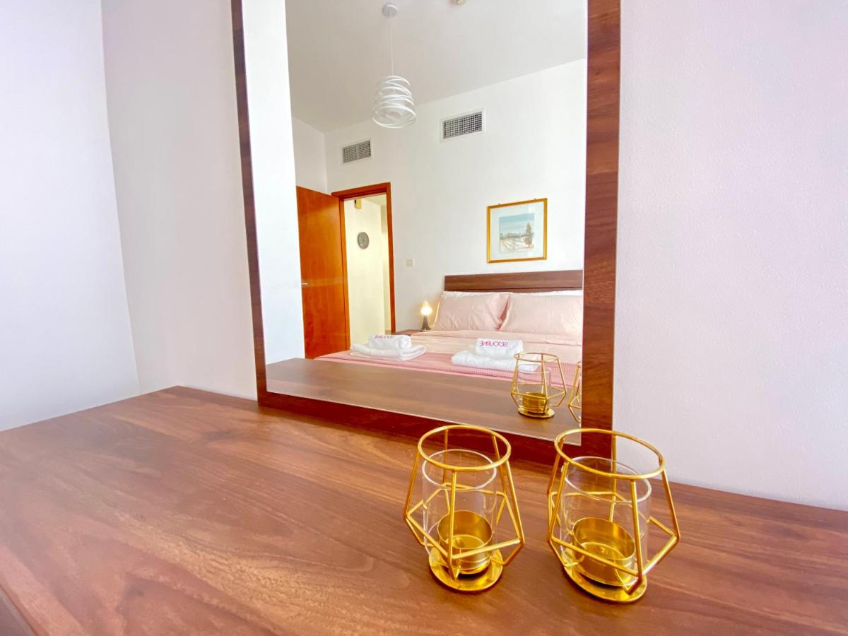 LS32 - Bright 1BR in Lake Side Tower D